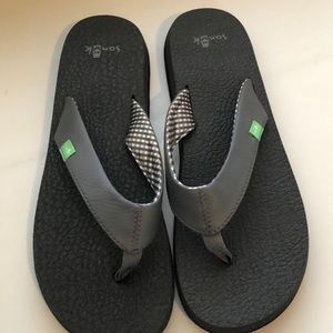 Sanuk sandals size 9